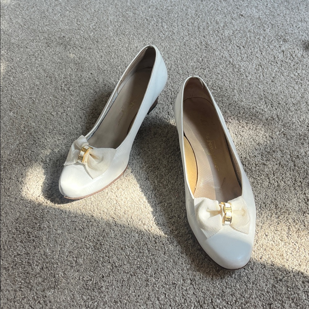 Vintage Salvatore Ferragamo White Bow Pumps with Gold Accent - Picture 10 of 16